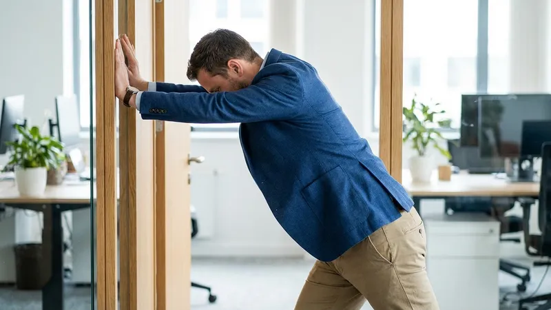 Person dehnt die Brustmuskulatur im Türrahmen