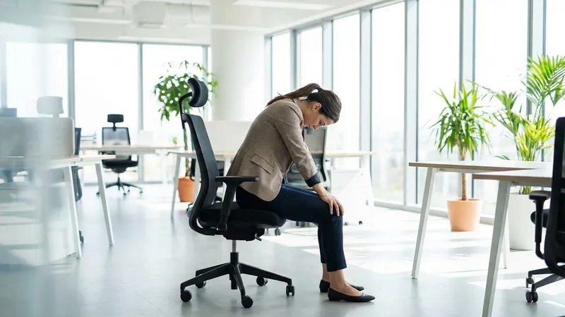 Person macht Katze-Kuh-Mobilisation auf einem Bürostuhl